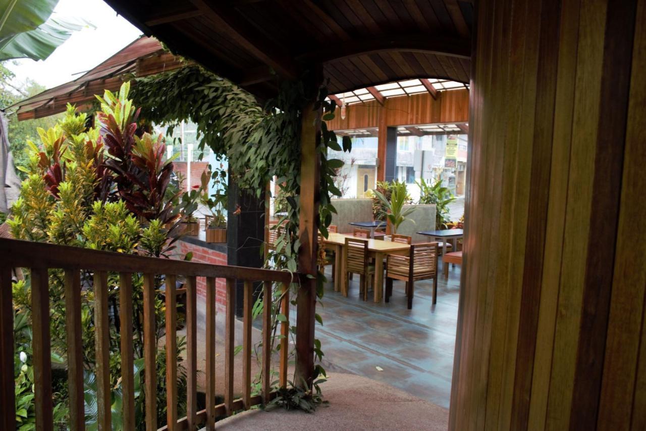 Hostal Zafiro Mindo Exterior photo